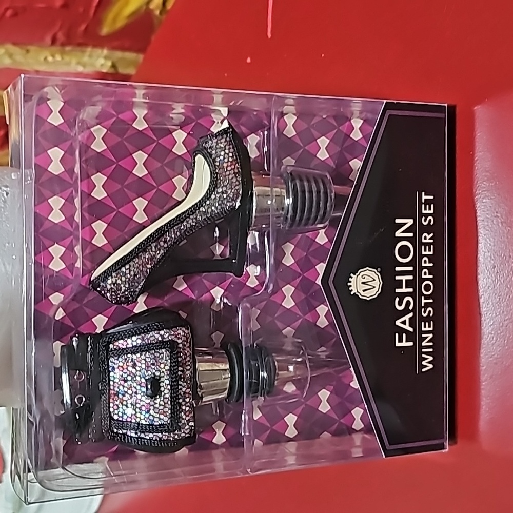 WILD EYE DESIGNS New in box Fashion wine stopper set
